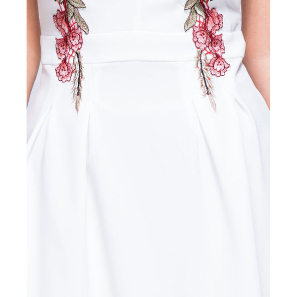 λευκό φόρεμα με κέντημα